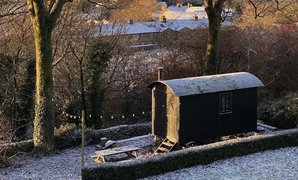 Plankbridge Snug shepherd's hut