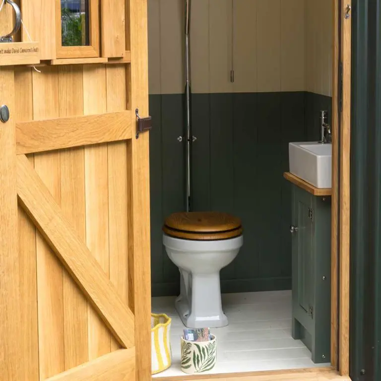 Garden Privy, shepherd's hut by Plankbridge