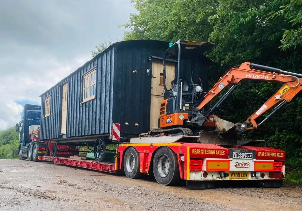 Delivering a Plankbridge shepherd's hut